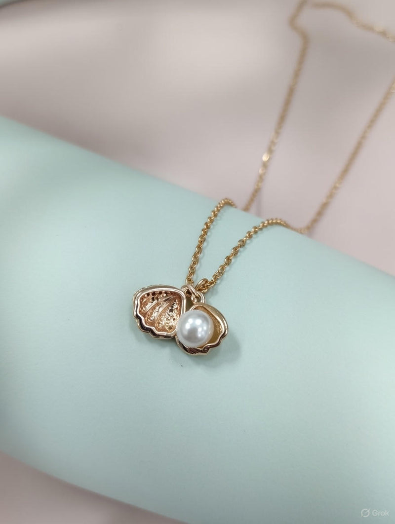 Elegant Pearl Shell Pendant Necklace – Gold Finish