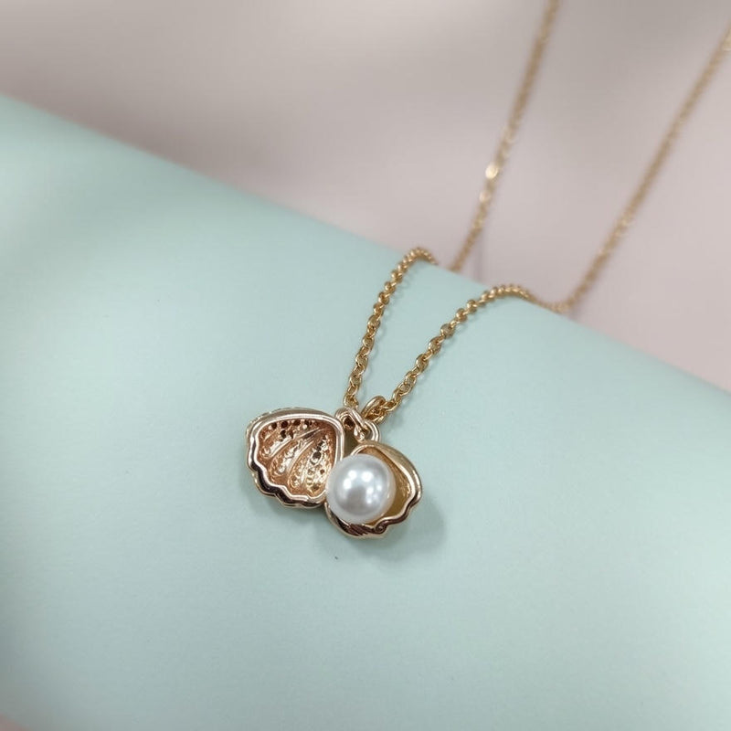 Elegant Pearl Shell Pendant Necklace – Gold Finish