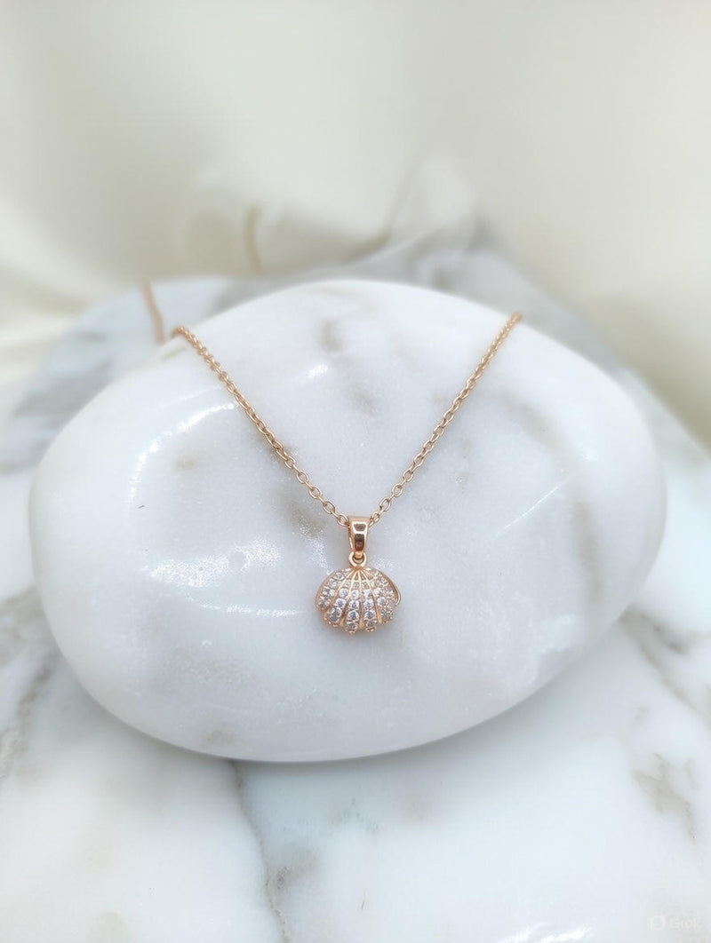 Elegant Pearl Shell Pendant Necklace – Gold Finish