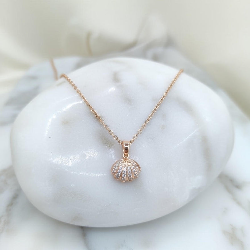 Elegant Pearl Shell Pendant Necklace – Gold Finish