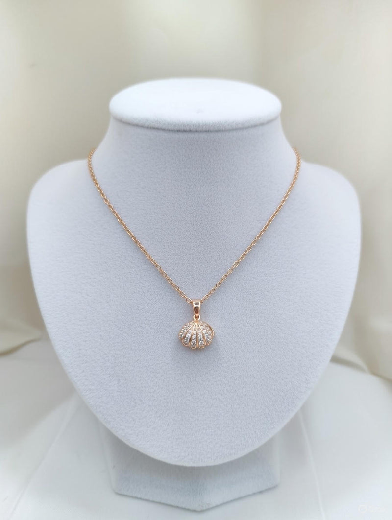 Elegant Pearl Shell Pendant Necklace – Gold Finish