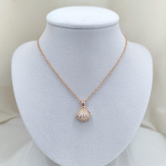 Elegant Pearl Shell Pendant Necklace – Gold Finish